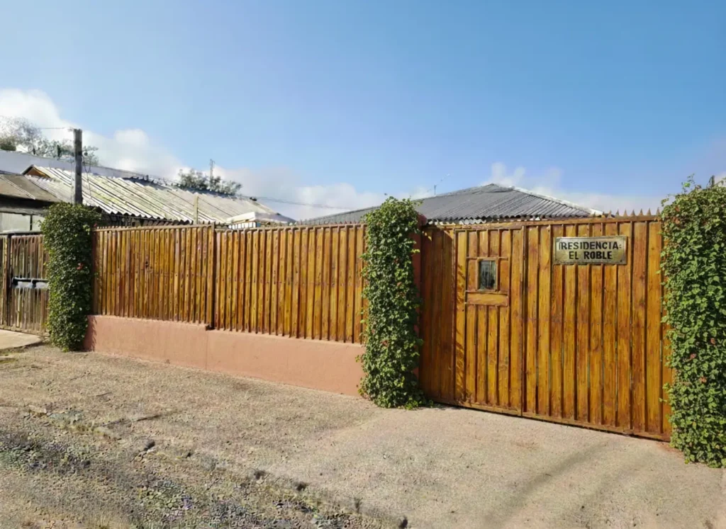Fachada exterior y entrada principal de Residencia El Roble en Peñalolén